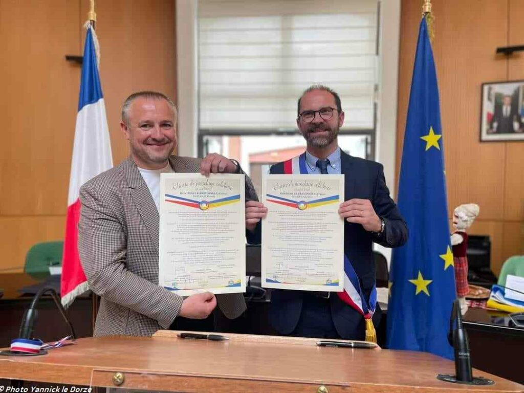 Signature acte de jumelage avec Dolyna
